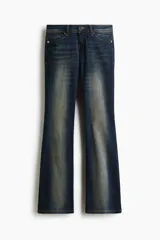Jean de corte acampanado y tiro ultra bajo en denim azul oscuro con efecto desteñido y leve elasticidad.
