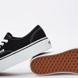 Championes Vans Authentic Platform negros con plataforma blanca y cordones blancos.