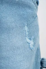 Bermuda de jean celeste, tiro alto, corte holgado y largo a la rodilla.