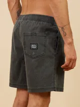 Short de baño color beige, de corte volley, con cintura elástica y cordón ajustable. Presenta un pequeño logo bordado en la parte inferior de la pierna izquierda.