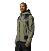 Campera impermeable Columbia modelo Whistler Peak Shell Outdry, de color verde militar con inserciones negras en hombros y codos. Cuenta con capucha ajustable, cierre frontal y bolsillos con cremalleras selladas, y tecnología OutDry Extreme.