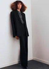 Blazer de corte recto y diseño clásico, con cuello de solapa con muesca, cierre frontal de un botón, mangas largas con puños abotonados, bolsillo de ribete en el pecho y dos bolsillos laterales con solapa.