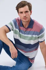 Remera polo de jersey de algodón con diseño de rayas horizontales en tonos azules, celestes, blancos, verdes y amarillos. Cuenta con cuello tipo polo, cierre frontal con botones personalizados y logo bordado en el pecho.