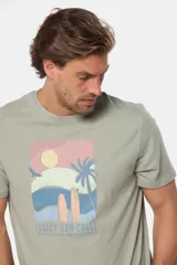 Remera de manga corta color verde militar con cuello redondo y estampado frontal de temática veraniega con palmeras, tablas de surf y el texto "Legacy Sun Coast".