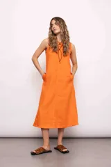 Vestido largo naranja de lino, con cuello redondo y sin mangas.