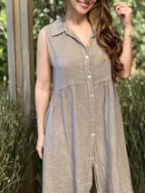 Vestido camisero color beige, sin mangas, de lino italiano con botones de nácar.