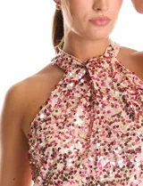 Blusa sin mangas con escote halter, confeccionada en tela cubierta de lentejuelas en tonos rosados y dorados. Presenta un diseño recto y forro interno a tono.