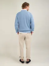 Jersey de punto inglés para hombre, con cuello redondo, manga larga y corte regular fit. Presenta un diseño de canalé vertical y logo bordado en el pecho.