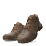 Botas de caña baja Caterpillar modelo Threshold Chukka, confeccionadas en cuero nobuk color marrón con cordones al tono. Presentan suela de goma robusta con relieve y logo de la marca grabado en el lateral y en la puntera.