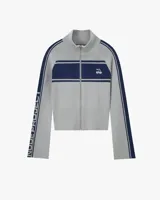 Jersey de punto con cierre frontal de cremallera y cuello alto. Presenta un diseño bicolor en gris y azul marino, con franjas horizontales en el pecho, detalles laterales en las mangas y logo de cerezas bordado.