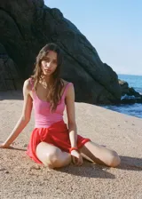 Malla enteriza de textura tipo nido de abeja en color rosado, con escote redondo y espalda abierta.