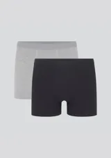 Pack de dos calzoncillos bóxer largos, uno negro y otro azul marino, confeccionados en algodón y elastano, con elástico personalizado en la cintura.