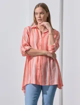 Camisa larga de rayón, con cuello clásico, cierre frontal con botones y mangas regulables con presilla. Presenta un diseño holgado con tajos laterales en el ruedo.