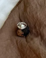 Anillo de plata 925 con diseño orgánico y voluminoso, con textura irregular que evoca una forma natural.
