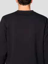 Buzo de cuello redondo en color negro, confeccionado en mezcla de algodón. Presenta un pequeño logo bordado en el pecho y acabados acanalados en puños y ruedo.