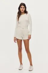 Short color crema de felpa liviana de mezcla de algodón, con cintura elástica revestida, cordón para ajustar y bolsillos laterales.