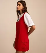 Enterito corto de Blue Steel confeccionado en viscosa, con escote en V tanto en el frente como en la espalda, breteles anchos y bolsillos laterales.