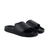 Ojotas Umbro modelo Locker, color negro, con diseño ergonómico y logo de la marca grabado en la banda superior.