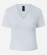 Blusa de corte regular confeccionada en algodón con elastano, con escote en V, mangas cortas y diseño liso.