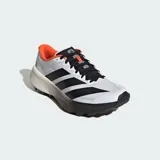 Championes de trail running Adidas Terrex Agravic 4, con diseño técnico en blanco, negro y detalles en naranja y amarillo neón. Presentan mediasuela Lightstrike para amortiguación ligera y suela de caucho Continental para tracción superior en terrenos variados.