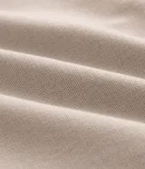Bermuda masculina de corte recto y color beige, con cintura elástica, cordón ajustable y bolsillos laterales. Pertenece a la marca Ripping.
