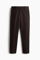Pantalón cigarette tobillero de tejido elástico, con cintura estándar, cierre con corchete oculto, bolsillos al bies y piernas ajustadas.