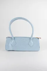 Cartera tipo baguette color negro con textura efecto cocodrilo, diseño alargado, doble asa de mano y cierre superior.