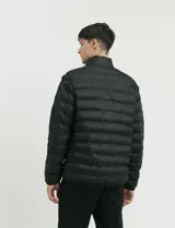 Campera capitoneada de poliéster con cierre frontal al tono y bolsillos laterales con cierre invisible.