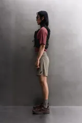 Short deportivo de trail running confeccionado en tejido técnico elástico con textura. Presenta una cintura elástica ancha con compartimentos integrados, bolsillo trasero con cierre y aberturas laterales en el bajo.