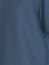 Remera celeste de algodón con cuello redondo y mangas cortas. Cinta con logo Calvin Klein en espiguilla en los laterales.