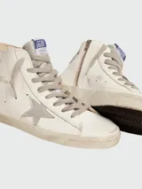 Botines de caña alta Golden Goose modelo Francy Classic, color blanco con detalles desgastados y estrella plateada en el lateral.