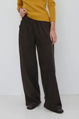 Pantalon de pana color beige, de corte recto y tiro alto, con bolsillos laterales y cintura elástica.