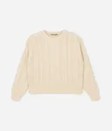 Suéter de punto pesado color crema, con cuello redondo y mangas largas. Presenta textura trenzada.