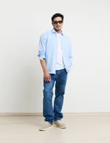 Camisa sport de manga larga con cuello buttondown, confeccionada en una mezcla de algodón y lino. Presenta un diseño clásico en color celeste con cierre frontal de botones.