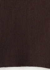 Top de punto fino color marrón, con diseño entallado, cuello redondo, tirantes anchos y sin mangas.