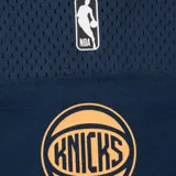 Remera de manga corta de hombre de los Chicago Bulls, de color negro, con cuello en V, panel superior de malla transpirable y escudo del equipo estampado en el pecho.