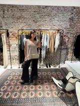 Chaleco tejido color beige con terminación en flecos.