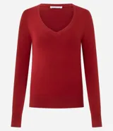 Blusa básica de punto fino color rojo, con escote en V y mangas largas. Presenta terminaciones acanaladas en el cuello, puños y ruedo.