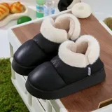 Pantuflas botitas color tostado con diseño acolchado y plataforma, forradas con corderito sintético blanco en el interior y el cuello. Cuentan con una pequeña etiqueta decorativa en el lateral.