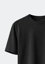 Camiseta básica de manga corta y cuello redondo, color bordó, de diseño clásico y ajuste cómodo.
