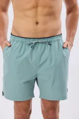 Short de baño liso color coral, confeccionado en tela flexible elastizada, con diseño versátil para uso dentro y fuera del agua.