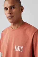Remera color salmón de corte holgado con logo de Levi's estampado en el pecho.