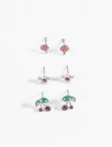 Set de tres pares de caravanas plateadas con strass: un par con forma de hongo rojo, un par con forma de estrella y strass rosa, y un par con forma de cerezas con strass verde y rosa.