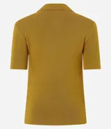 Blusa polo de punto color mostaza, ajustada al cuerpo, con cuello y manga corta. Presenta una cremallera frontal que llega hasta el escote.
