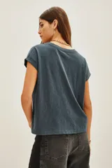 Remera negra de manga corta con escote en V y calce holgado.