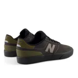 Championes de skate New Balance Numeric 272, con diseño de perfil bajo en tonos verde oliva y marrón oscuro. Presentan una construcción resistente con paneles de gamuza y lona, suela vulcanizada para mayor flexibilidad y el logo N característico en el lateral.