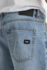 Pantalón de jean celeste de corte recto y holgado.