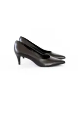 Zapato de tacón stiletto negro de cuero, con punta fina y tacón de aguja de 5 cm.