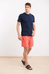 Remera de algodón con cuello redondo y manga corta, de diseño liso con pequeño detalle de etiqueta bordada en el pecho.