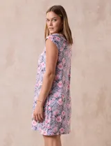 Camisón corto de tejido suave estampado, marca René Rofé. Tiene escote redondo con aplique de puntilla, botones y detalle plisado.